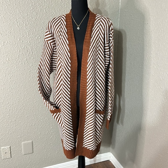 Fortune + Ivy Sweaters - NWOT FORTUNE + IVY Cardigan Chevron Print - in rust/white